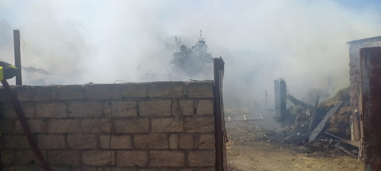 Xaçmazda ot bağlamaları yandı - FOTOLAR